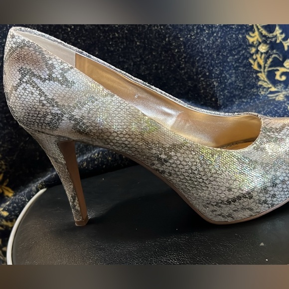Nine West snakeskin peep toe heels. Size 8.5 - Picture 2 of 5